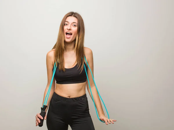 年轻的健身俄罗斯女人感到惊讶和震惊 拿着跳绳 — 图库照片