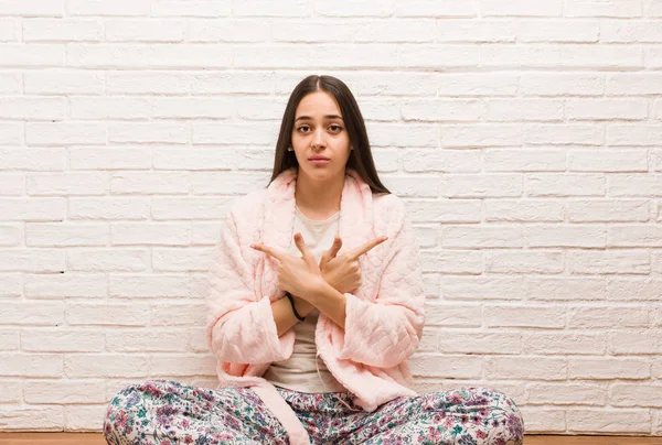 Jonge Vrouw Draagt Pyjama Kiezen Tussen Twee Opties — Stockfoto