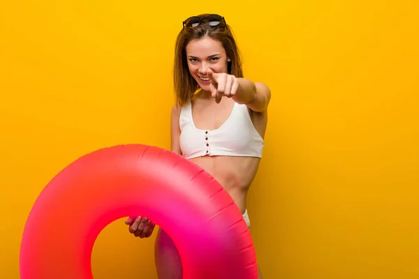 Jeune Femme Portant Bikini Tenant Beignet Gonflable Sourire Joyeux Pointant — Photo