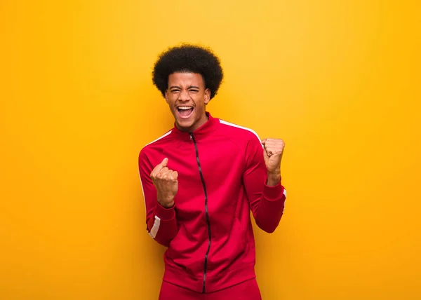 Joven Hombre Negro Deporte Sobre Una Pared Naranja Que Rinde — Foto de Stock