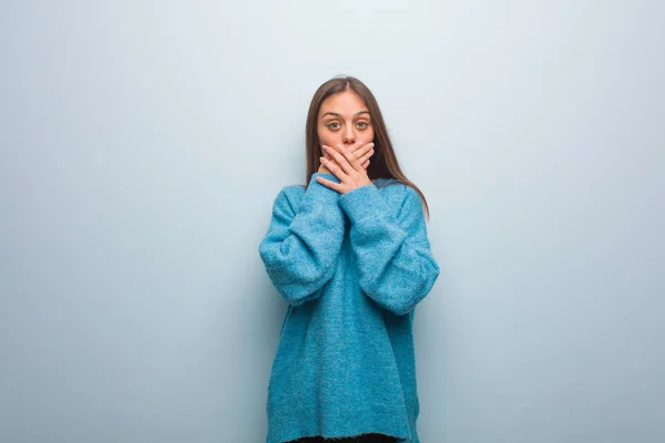 Jovem Mulher Bonita Vestindo Uma Camisola Azul Surpreso Chocado — Fotografia de Stock