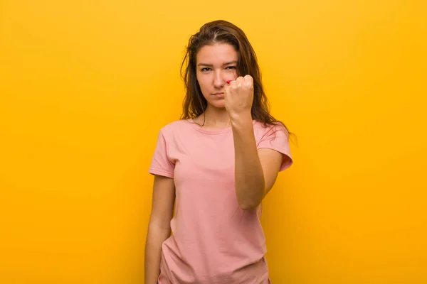 Jonge Europese Vrouw Geïsoleerd Gele Achtergrond Tonen Vuist Naar Camera — Stockfoto