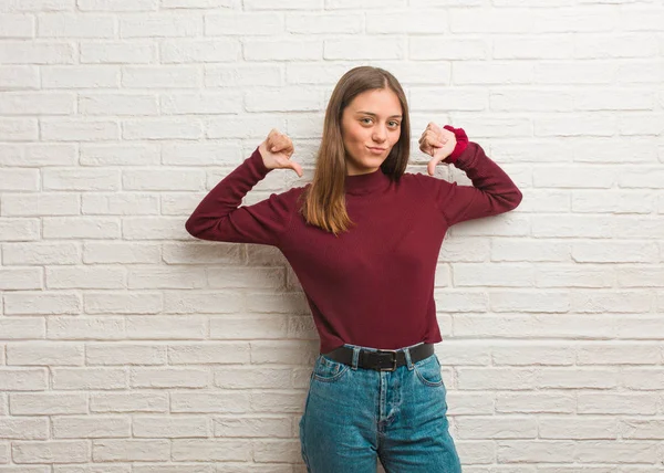 Jeune Femme Cool Sur Mur Briques Pointant Des Doigts Exemple — Photo