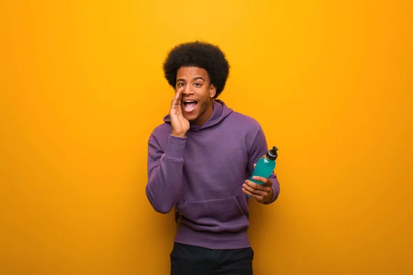 Jovem Afro Americano Fitness Man Segurando Uma Bebida Energética Gritando — Fotografia de Stock