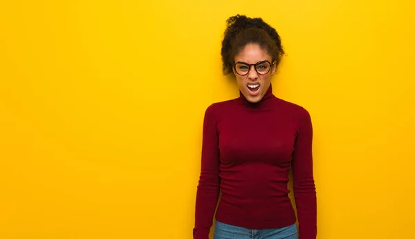 Joven Negro Afroamericano Chica Con Ojos Azules Gritando Muy Enojado —  Fotos de Stock