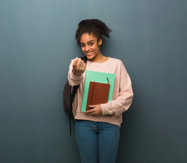 Jovem Estudante Negra Convidando Para Vir Ela Tem Livros — Fotografia de Stock