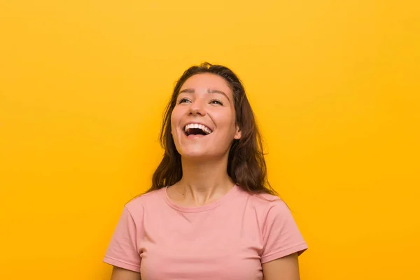 Молодая Европейская Женщина Изолирована Желтом Фоне Расслабленным Счастливым Смехом Шея — стоковое фото