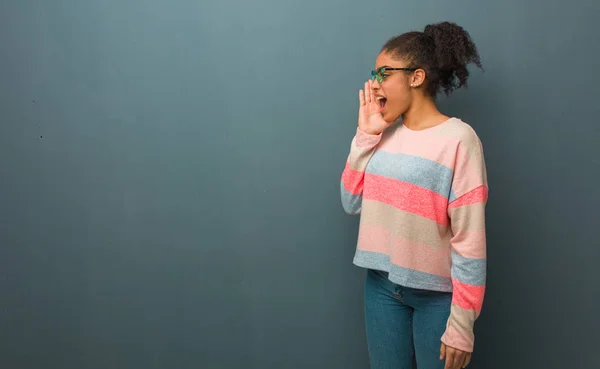 Young African American Girl Blue Eyes Whispering Gossip Undertone — Stock Photo, Image