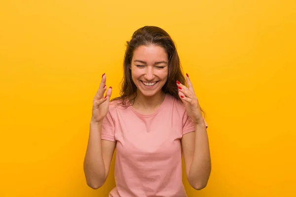 Jonge Europese Vrouw Geïsoleerd Gele Achtergrond Vrolijk Lachen Veel Geluksconcept — Stockfoto
