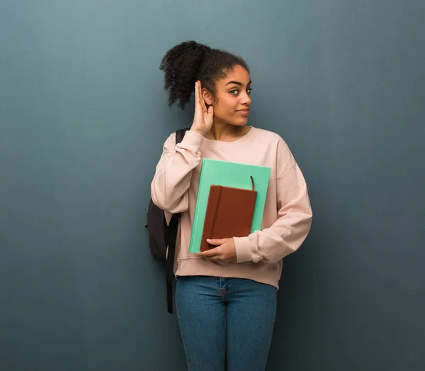 Jovem Estudante Mulher Negra Tentar Ouvir Uma Fofoca Ela Tem — Fotografia de Stock