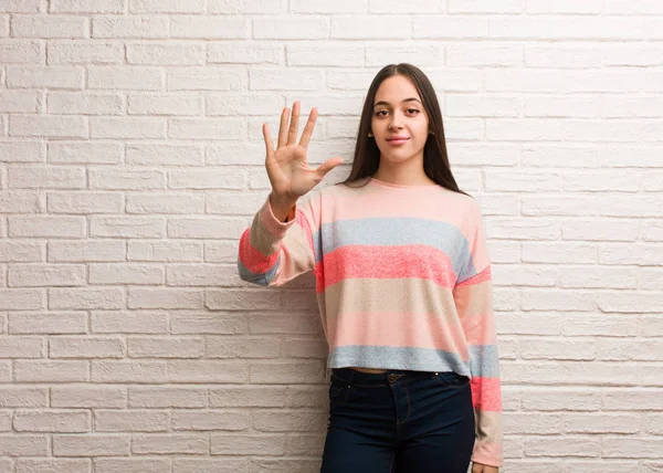 Jonge Moderne Vrouw Toont Nummer Vijf — Stockfoto