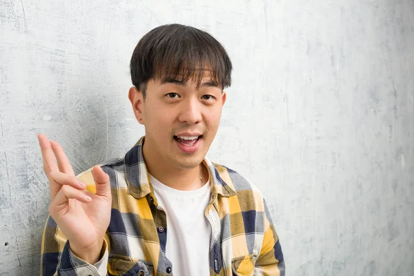 Ung Kinesisk Man Ansikte Närbild Gör Gest Seger — Stockfoto