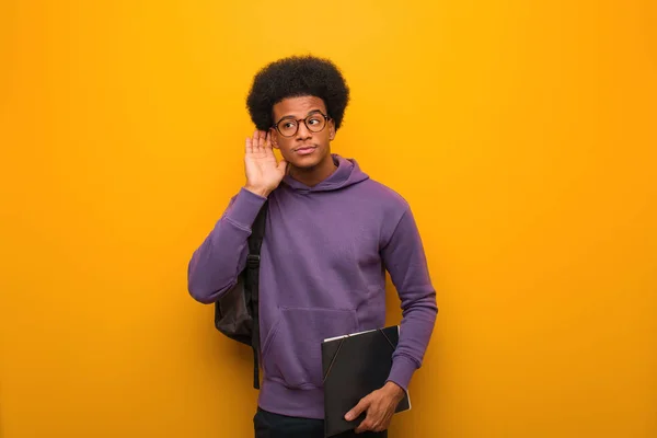 Jovem Estudante Afro Americano Tenta Ouvir Uma Fofoca — Fotografia de Stock