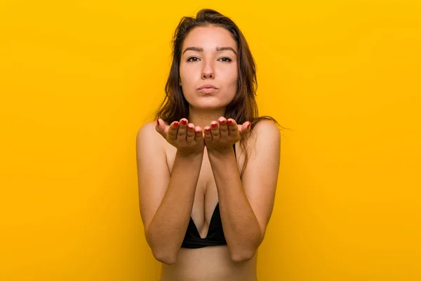 Bikini Giyen Dudak Büken Avuç Içi Tutan Genç Avrupalı Kadın — Stok fotoğraf