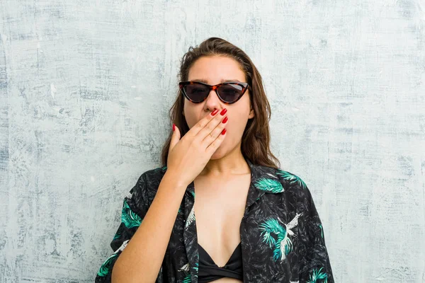 Bikini Giyen Genç Avrupalı Kadın Esneyerek Ağzını Eliyle Kapatan Yorgun — Stok fotoğraf