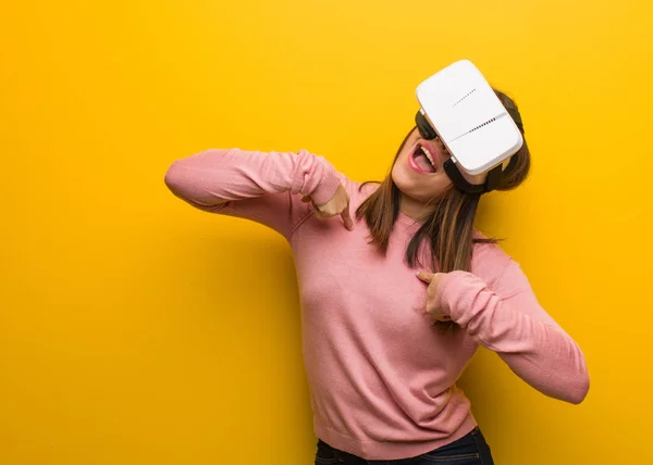 Jonge Schattig Vrouw Het Dragen Van Een Virtual Reality Googles — Stockfoto