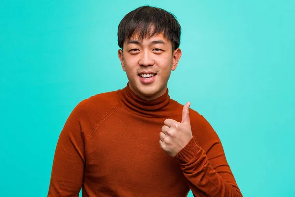 Young Chinese Man Smiling Raising Thumb — Stock Photo, Image