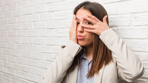 Ung Affärskvinna Känner Sig Orolig Och Rädd — Stockfoto