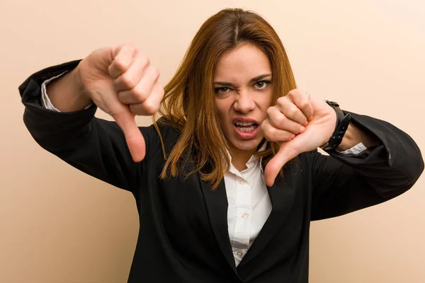 若い白人ビジネスマンの女性が親指を立てて嫌いを表現する — ストック写真