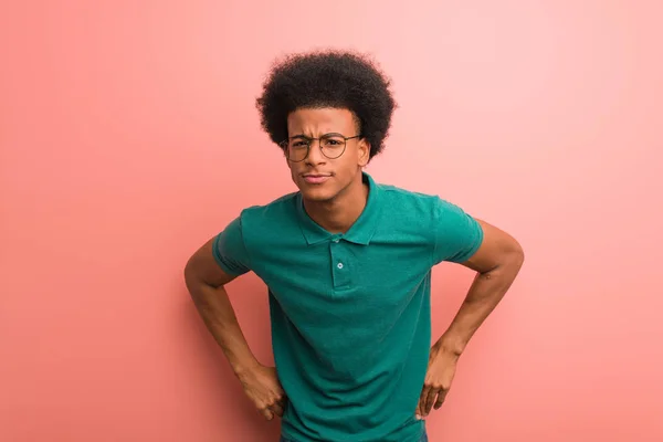 Jovem Afro Americano Sobre Uma Parede Cor Rosa Repreendendo Alguém — Fotografia de Stock