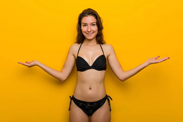 Joven Mujer Europea Con Bikini Mostrando Una Expresión Bienvenida — Foto de Stock