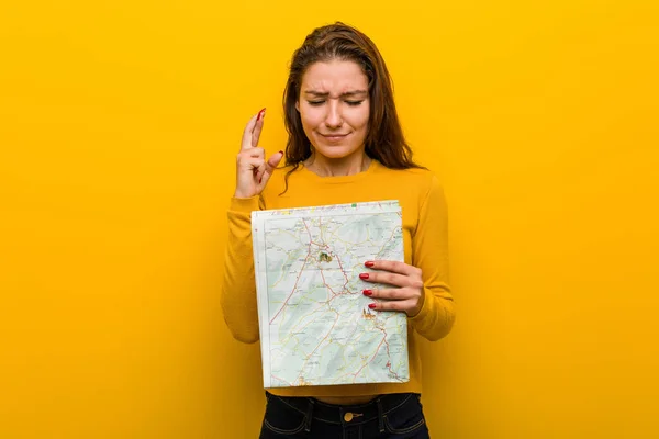 Joven Mujer Europea Sosteniendo Mapa Cruzando Dedos Para Tener Suerte — Foto de Stock