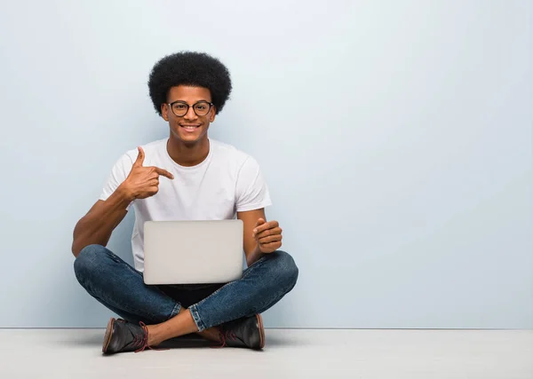 Jonge Zwarte Man Zit Vloer Met Een Laptop Persoon Wijzend — Stockfoto