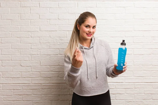 拿着能量饮料的年轻健身俄罗斯妇女 — 图库照片