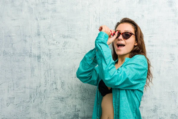 Jovem Mulher Europeia Usando Biquíni Olhando Para Longe Mantendo Mão — Fotografia de Stock