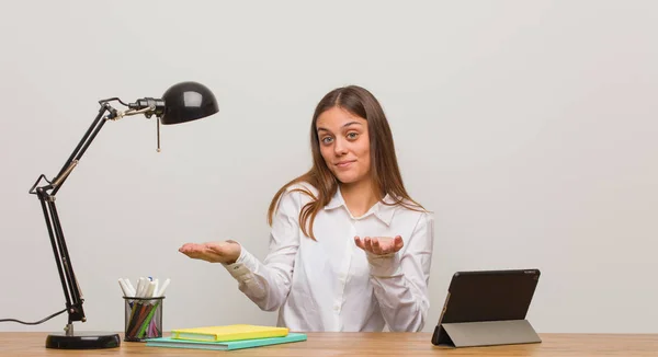 Jovem Estudante Mulher Trabalhando Sua Mesa Confusa Duvidosa — Fotografia de Stock