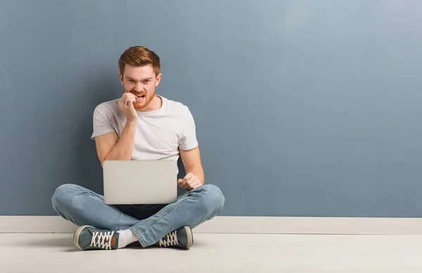 Joven Estudiante Pelirrojo Sentado Suelo Mordiendo Uñas Nervioso Muy Ansioso — Foto de Stock