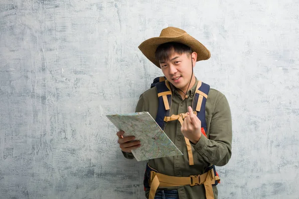 Młody Chiński Odkrywca Człowiek Trzymając Mapę Zapraszając Przyjść — Zdjęcie stockowe
