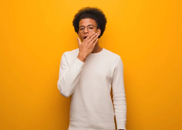 Joven Afroamericano Hombre Sobre Una Pared Naranja Cansado Muy Somnoliento — Foto de Stock