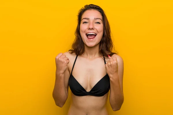 Bikini Giyen Genç Avrupalı Kadın Tasasız Heyecanlı Bir Şekilde Tezahürat — Stok fotoğraf