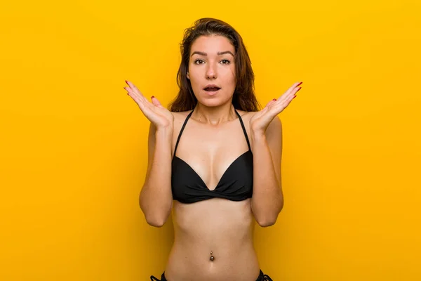 Bikini Giyen Genç Avrupalı Kadın Şaşırdı Şok Oldu — Stok fotoğraf