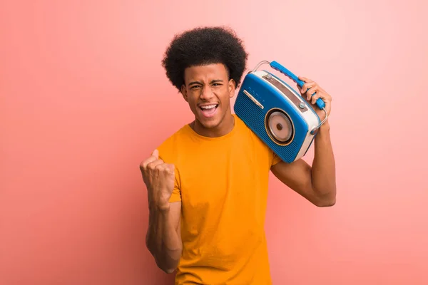 Jovem Afro Americana Segurando Rádio Vintage Surpreso Chocado — Fotografia de Stock