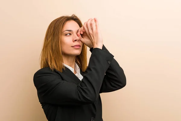 Jovem Mulher Negócios Caucasiana Olhando Para Longe Mantendo Mão Testa — Fotografia de Stock