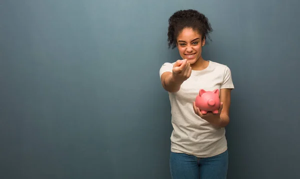 Jovem Negra Convidando Para Vir Ela Está Segurando Banco Porquinho — Fotografia de Stock