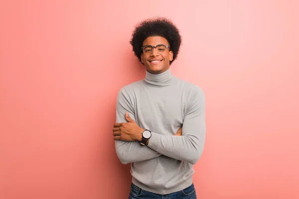 Jovem Afro Americano Sobre Uma Parede Rosa Cruzando Braços Sorrindo — Fotografia de Stock
