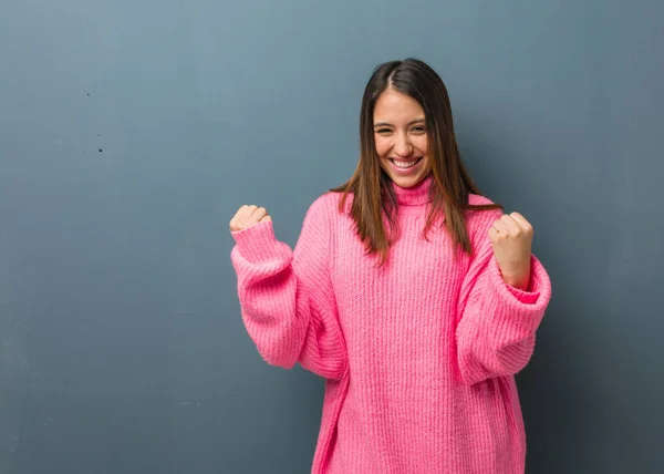 Joven Mujer Moderna Sorprendida Sorprendida —  Fotos de Stock