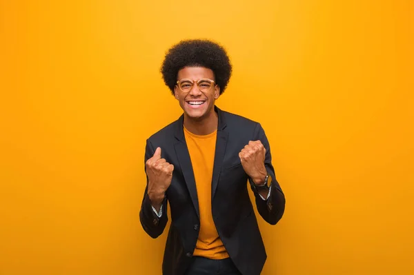 Jovem Empresário Afro Americano Homem Sobre Uma Parede Laranja Surpreso — Fotografia de Stock