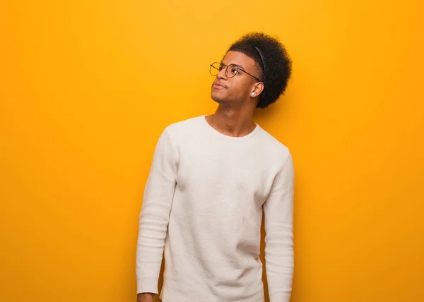 Jovem Homem Afro Americano Sobre Uma Parede Laranja Sonhando Alcançar — Fotografia de Stock