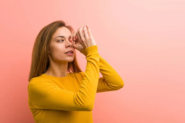 Mladá Hezká Mladá Žena Dívá Daleko Pryč Drží Ruku Čele — Stock fotografie