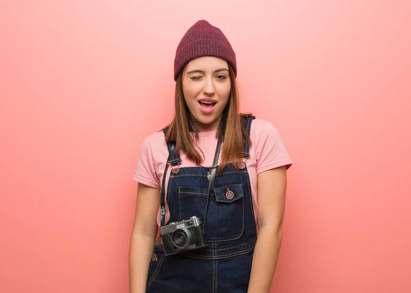 Νεαρή Χαριτωμένη Φωτογράφος Γυναίκα Κλείσιμο Του Ματιού Αστείο Φιλικό Και — Φωτογραφία Αρχείου