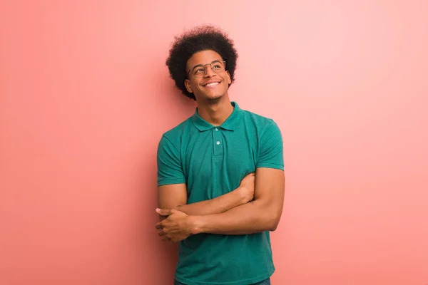 Joven Hombre Afroamericano Sobre Una Pared Rosa Sonriendo Confiado Cruzando — Foto de Stock