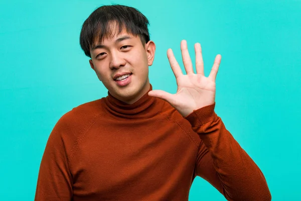 Young Chinese Man Showing Number Five — Stock Photo, Image