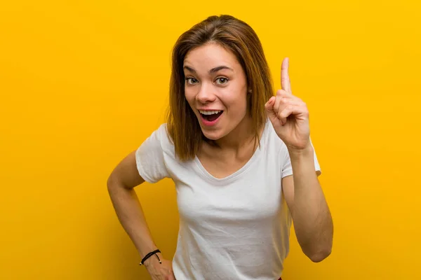 Jovem Mulher Caucasiana Natural Tendo Uma Ideia Conceito Inspiração — Fotografia de Stock