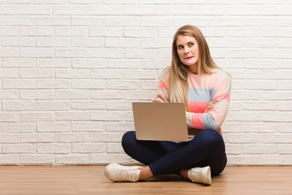 Joven Estudiante Rusa Sentada Cruzando Brazos Relajada — Foto de Stock