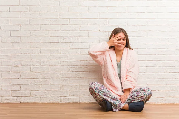 Jonge Vrouw Dragen Pyjama Beschaamd Lachen Hetzelfde Moment — Stockfoto