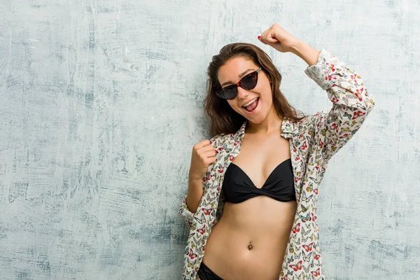Joven Mujer Europea Con Bikini Levantando Puño Después Una Victoria — Foto de Stock